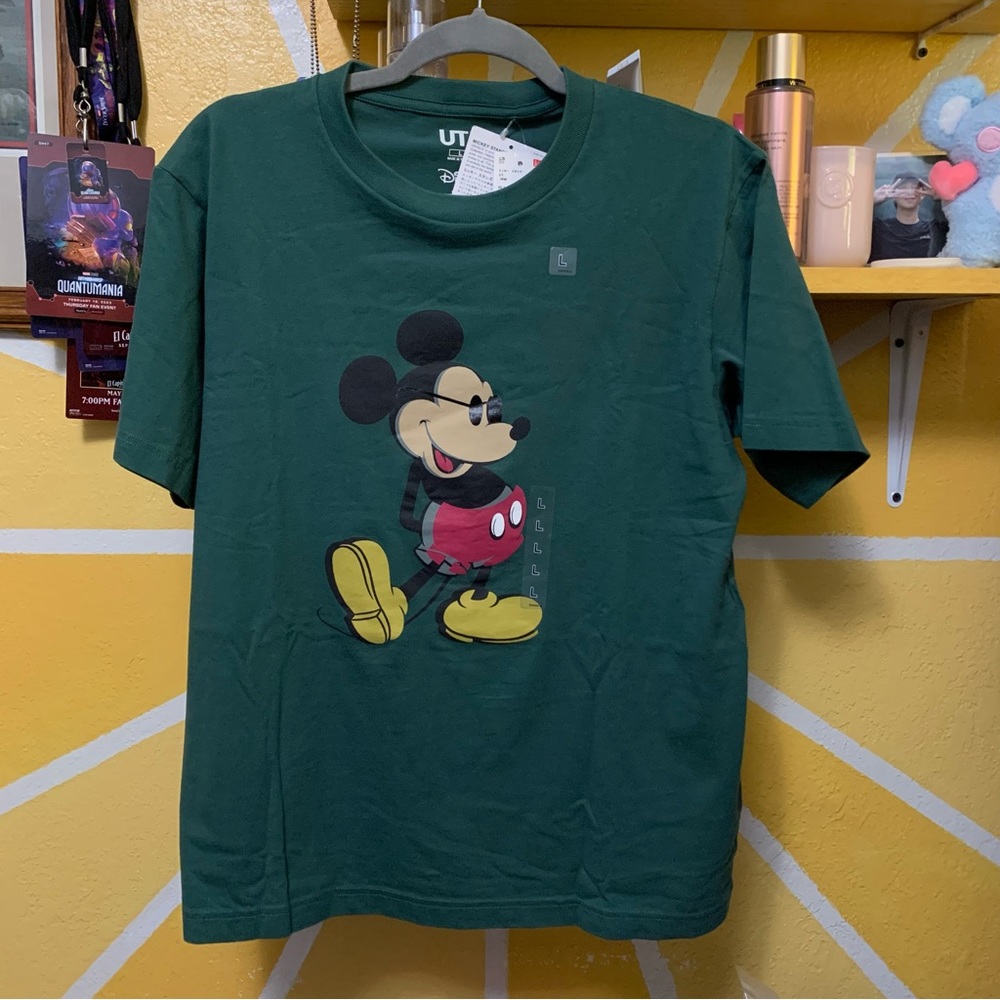Uniqlo Mickey Mouse Mickey Stands Graphic T-Shirt Size Large